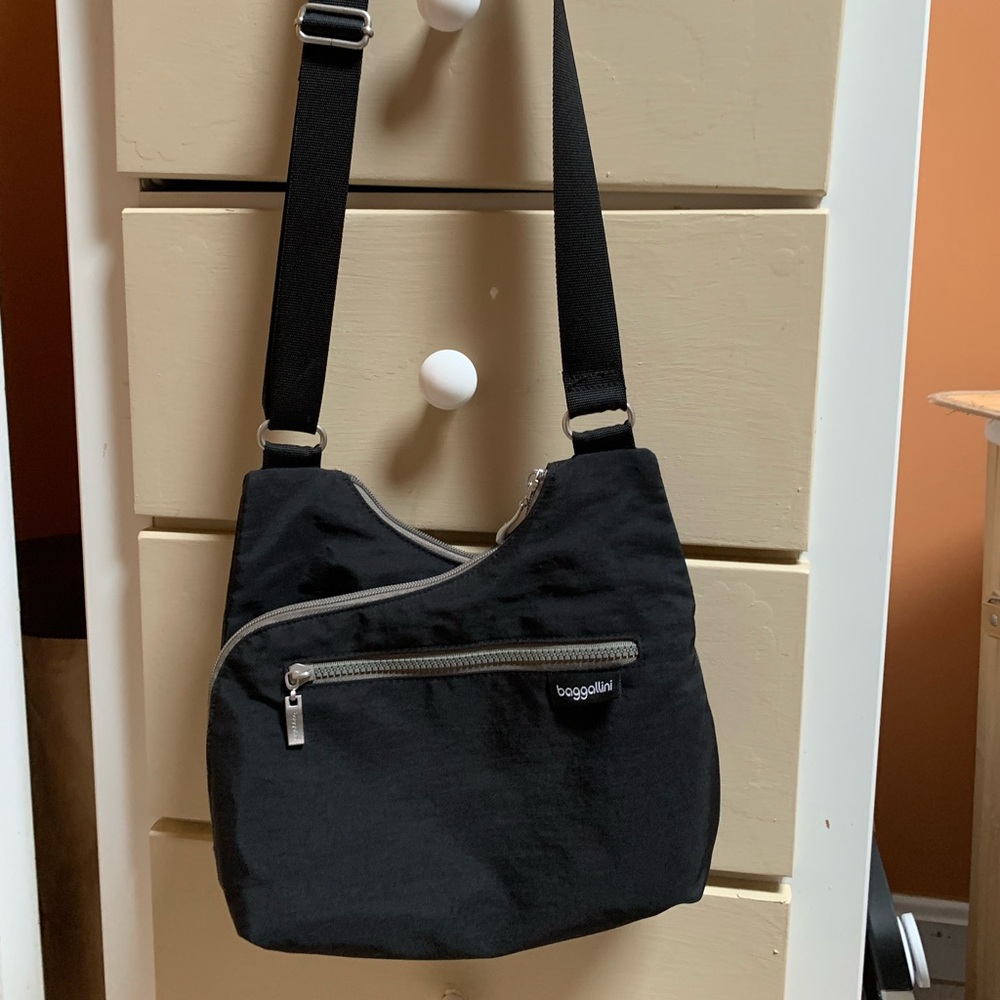 Crossover Baggalini black like new. Used once / many storage compartments